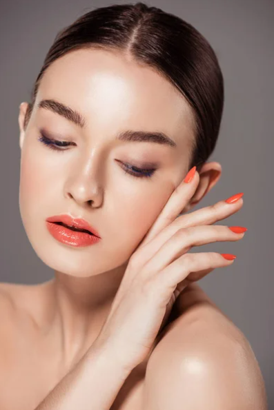 Manos con esmalte coral